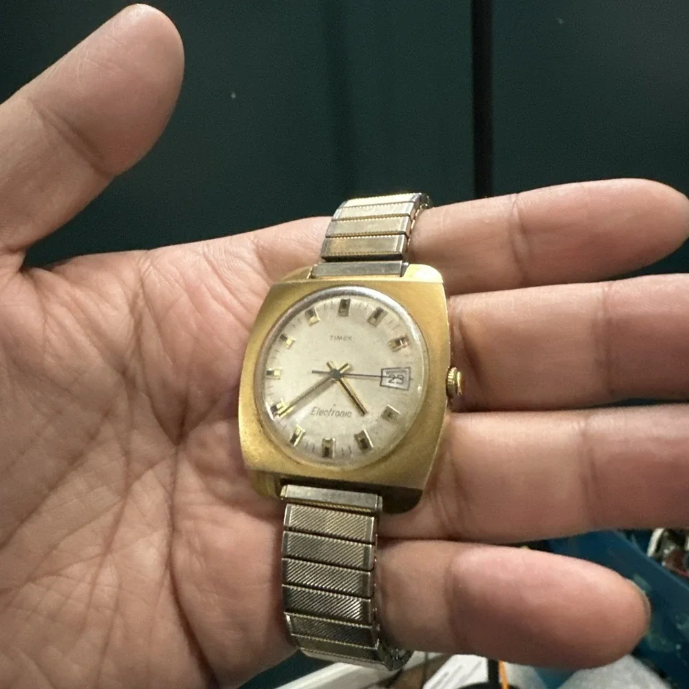 Works Vintage Timex Electronic TV Box 37mm Quartz Gold Tone Mens Watch Fit 8in